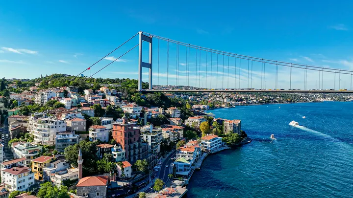 Bosfor üzərindəki asma körpü və sahil boyu yaşayış binaları, İstanbul