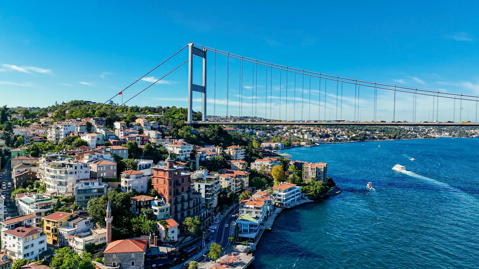 Bosfor üzərindəki asma körpü və sahil boyu yaşayış binaları, İstanbul