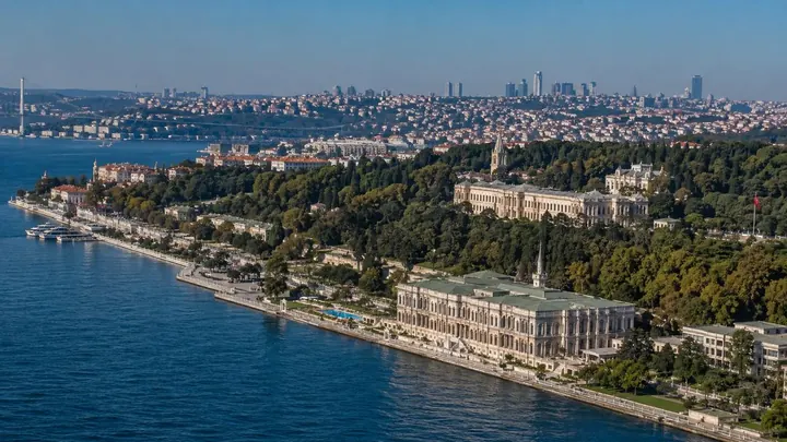 Bosfor sahilində Çırağan sarayı, Yıldız parkı və Beşiktaşın sahil xətti