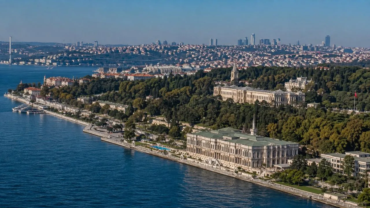 Bosfor sahilində Çırağan sarayı, Yıldız parkı və Beşiktaşın sahil xətti